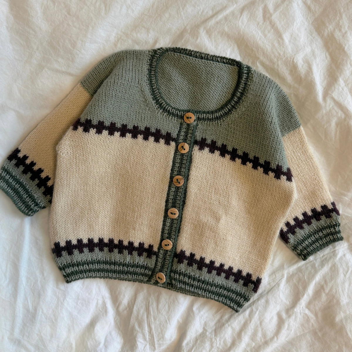 PetiteKnit - Cross Cardigan Baby (DK/EN)