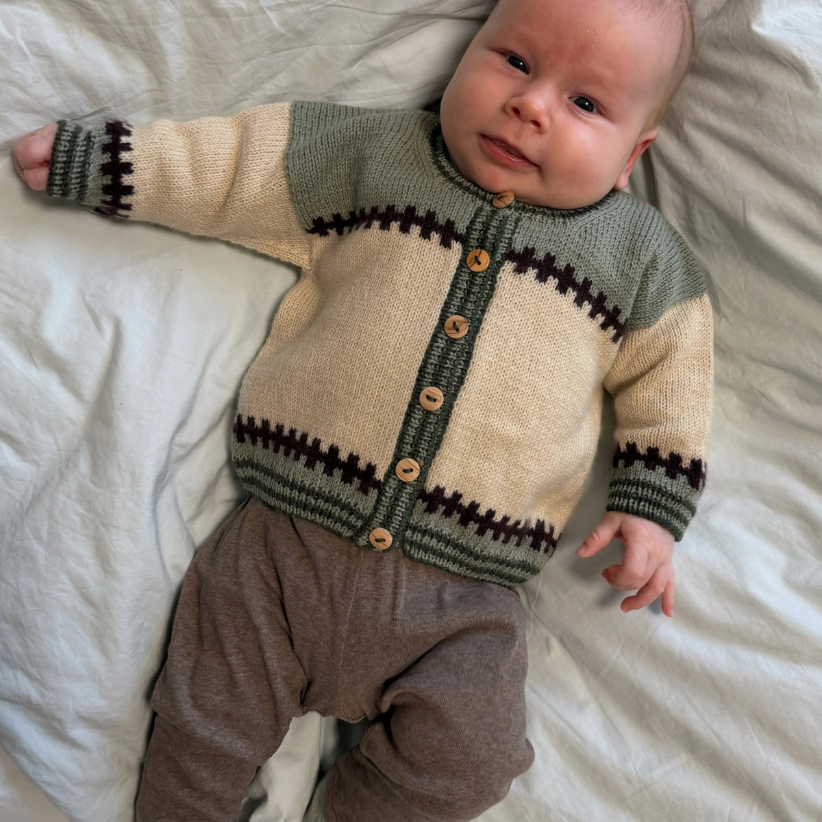 PetiteKnit - Cross Cardigan Baby (DK/EN)