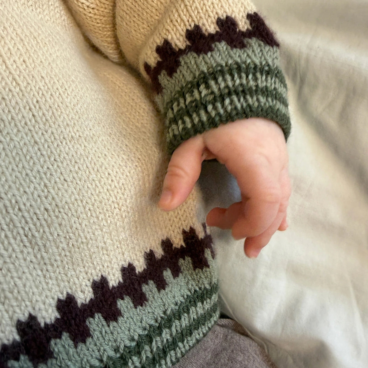 PetiteKnit - Cross Cardigan Baby (DK/EN)